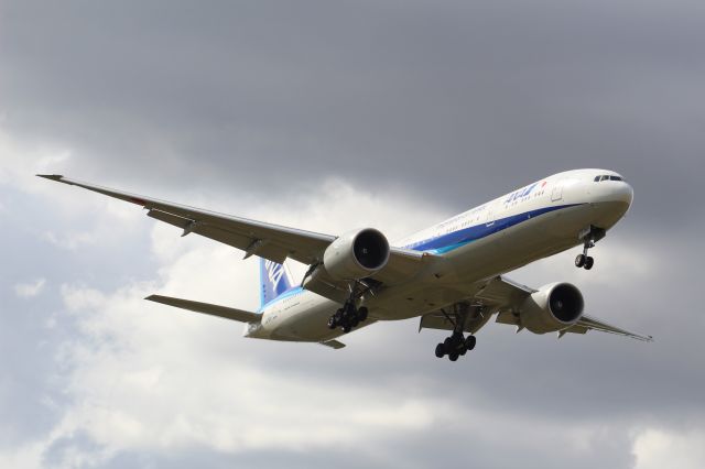 BOEING 777-300ER (JA793A) - An ANA B777-300ER on final approach into LHR, landing on runway 09L.br /br /Loaction: Stanwell Moor Road, on the western side of LHR, beside runway 09L.br /Date: 28.08.22 (dd/mm/yy).