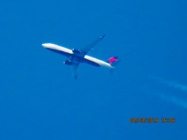 Boeing 737-900 (N910DU)