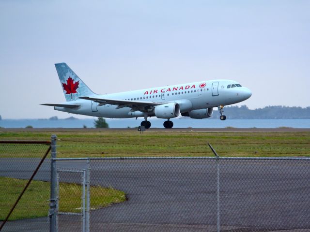 Airbus A319 (C-GITP) - Rotating on Runway 30 as flight 943 to CYYZ.