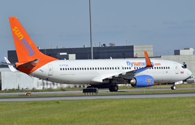 Boeing 737-800 (C-FTQH)