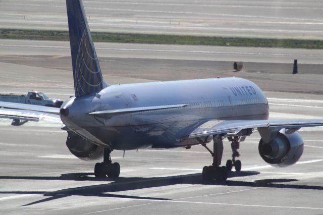 Boeing 757-200 (N502UA)