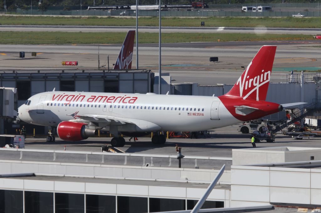 Airbus A320 (N635VA)