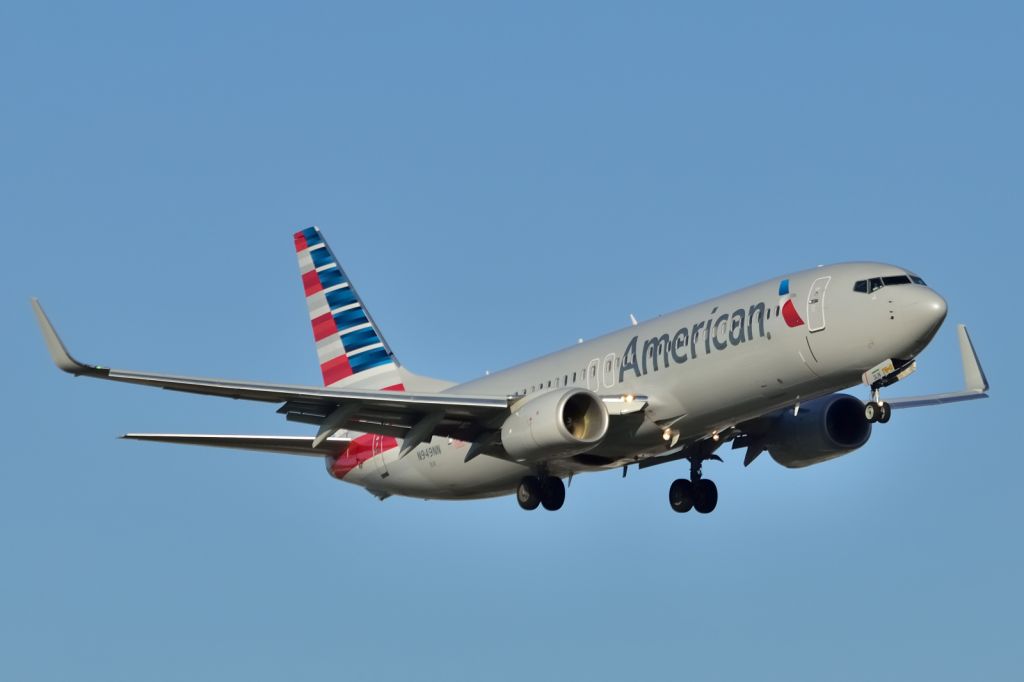 Boeing 737-800 (N949NN)