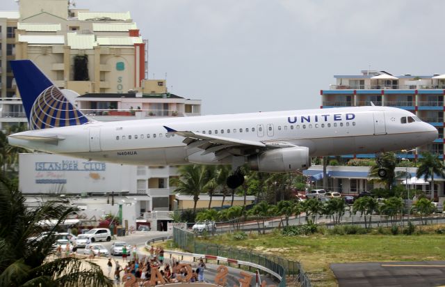 Airbus A320 (N404UA)