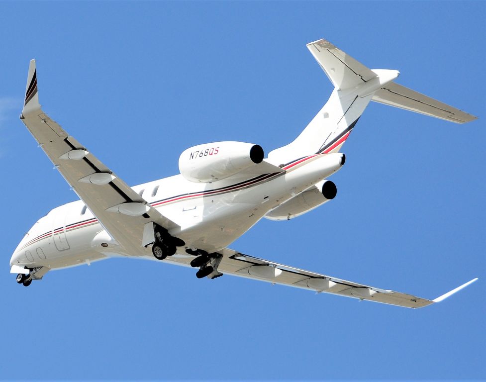 Canadair Challenger 350 (N768QS) - Netjets