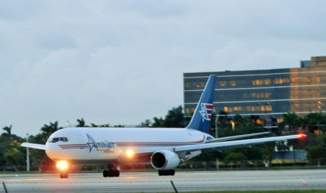 BOEING 767-300 (N316CM)