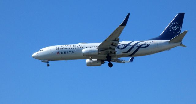 Boeing 737-800 (N3761R) - On final is this 2001 Delta Airlines "Skyteam" Livery Airbus Boeing 737-832 in the Spring of 2021.