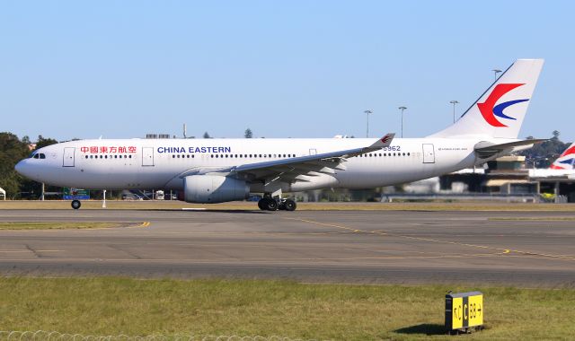 Airbus A330-200 (B-5962) - B-5962 Departing Sydneys 16R wearing the airlines new livery.. This shot was taken at The Mound with a 70-200mm