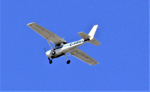 C-FRHT — - C-FRHT CESSNA 152 CARGAIR LTEE survolant le fleuve St-Laurent  à Lavaltrie QC. le-12-04-2022 à 15:45