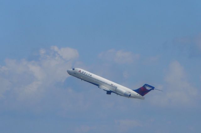 McDonnell Douglas MD-90 (N961AT)