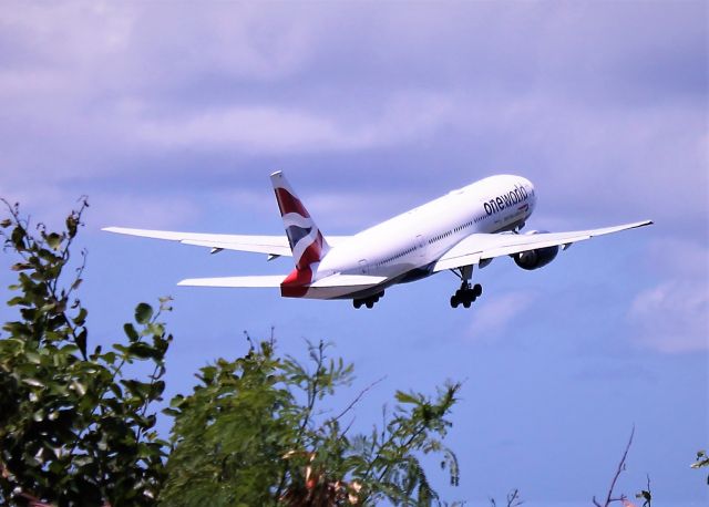 Boeing 777-200 (G-YMMF)