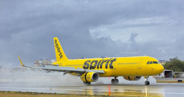 Airbus A321 (N661NK) - Spirit wings A321 landing on a wet runaway at TNCM St Maarten on 15-04-2017