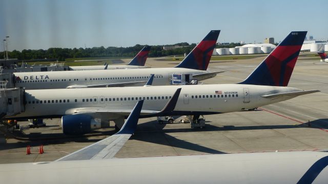 BOEING 757-300 (N590DL)