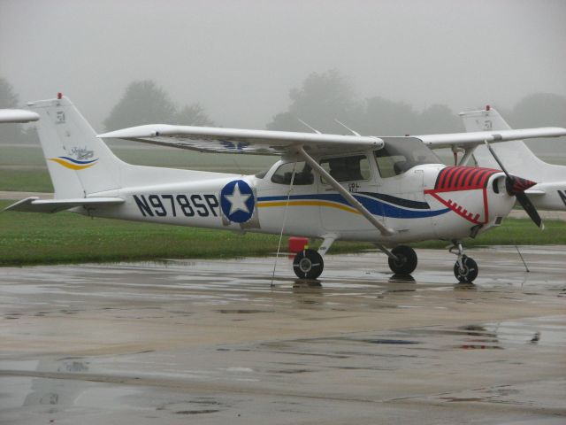 Cessna Skyhawk (N978SP) - Sitting on the ramp for SAFECON 2009.