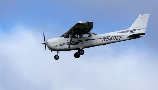 Cessna Skyhawk (N540CF) - On final is this 2005 Cessna Skyhawk SP in the Autumn of 2018.