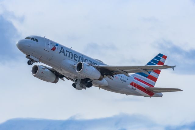 Airbus A319 (N816AW) - An American Airlines A319 taking off from PHX on 2/13/23, the busiest day in PHX history, during the Super Bowl rush. Taken with a Canon R7 and Canon EF 100-400 II L lens.