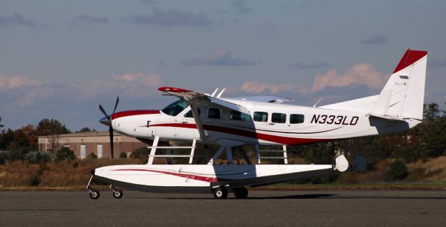 Cessna Caravan (N333LD) - Taxiiing to parking is this 2011 Cessna Caravan 208 Amphibian in the Autumn of 2021.