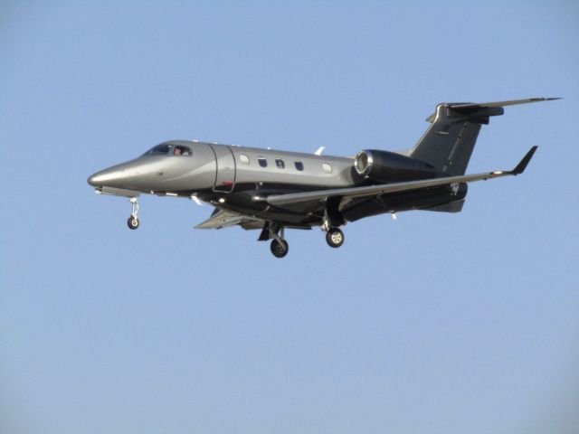 Embraer Phenom 300 (N562TM) - Landing RWY 30