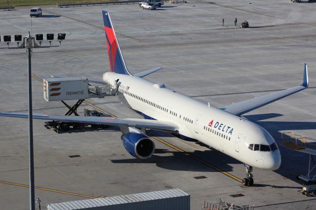 Boeing 757-200 (N6704Z)