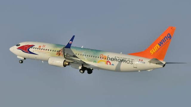 Boeing 737-800 (C-GRKB)