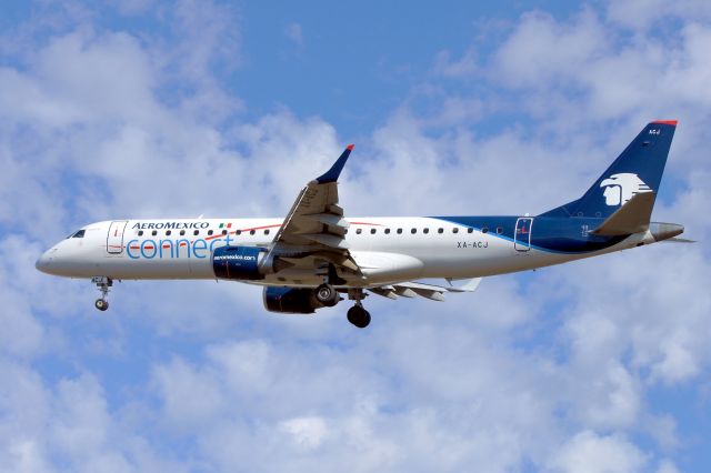 Embraer ERJ-190 (XA-ACJ) - 30L approach.