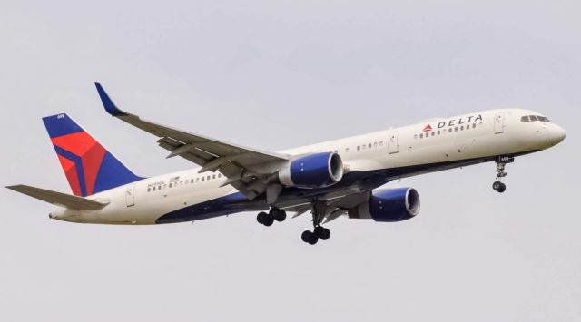 Boeing 757-200 (N699DL) - A Delta 757-200 operating as Dl1445 from Minneapolis St. Paul on final approach for runway 22R at  Detroit Metro Airport.