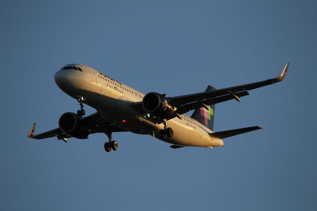 Airbus A320 (N528VL)