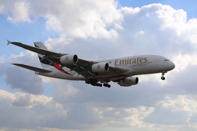 Airbus A380-800 (A6-EEO)