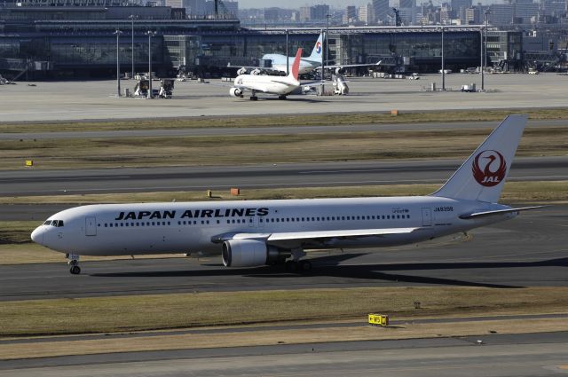 BOEING 767-300 (JA8398) - Taxing at Haneda Intl Airport on 2012/12/12