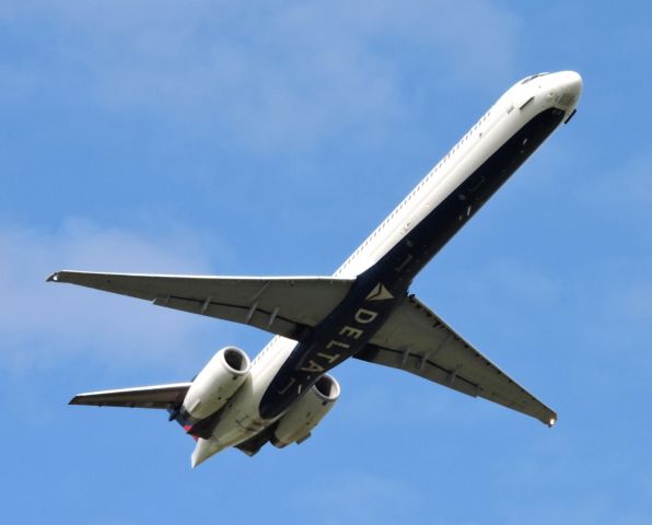 McDonnell Douglas MD-90 (N936DN) - Just after take off, summer 2019.