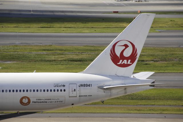 BOEING 777-300 (JA8941) - Taxing at Haneda Intl Airport on 2012/10/29 "Hellosmile"