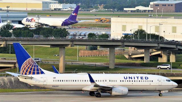 Boeing 737-800 (N16217)