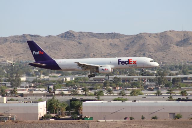 Boeing 757-200 (N940FD)
