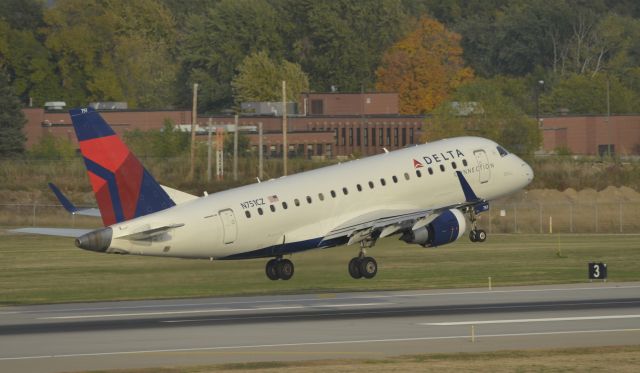 Embraer 170/175 (N751CZ) - Departing MSP