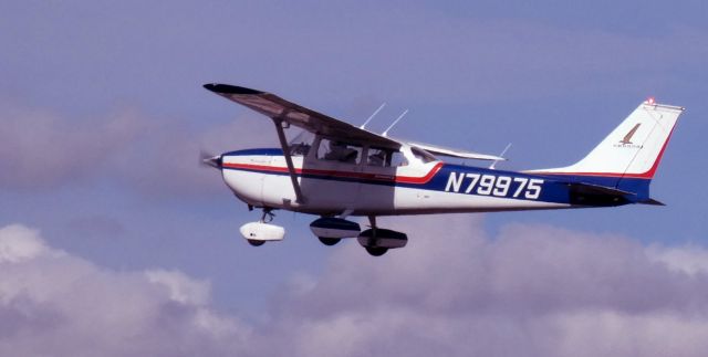 Cessna Skyhawk (N79975) - Shortly after departure is this 1969 Cessna 172K Skyhawk II in the Autumn of 2024.