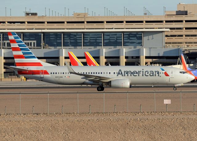 Boeing 737-800 (N956NN)