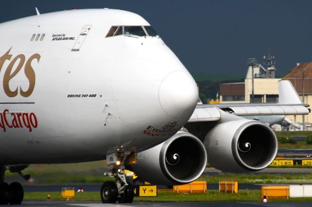 Boeing 747-400 (N415MC)