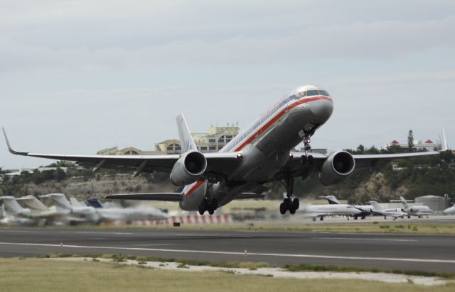 BOEING 767-200 (N695AN)