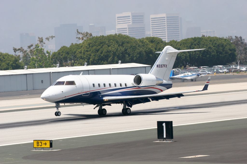 Canadair Challenger (N337FX)