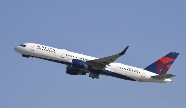 Boeing 757-200 (N624AG) - Departing LAX