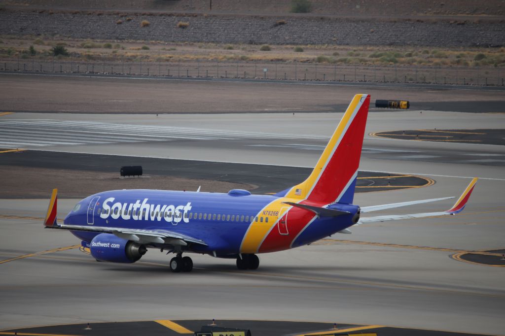 Boeing 737-700 (N7826B)