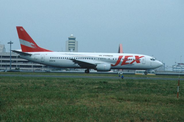 BOEING 737-400 (JA8993) - Taxing at Tokyo-Haneda Intl Airport on 2002/08/17