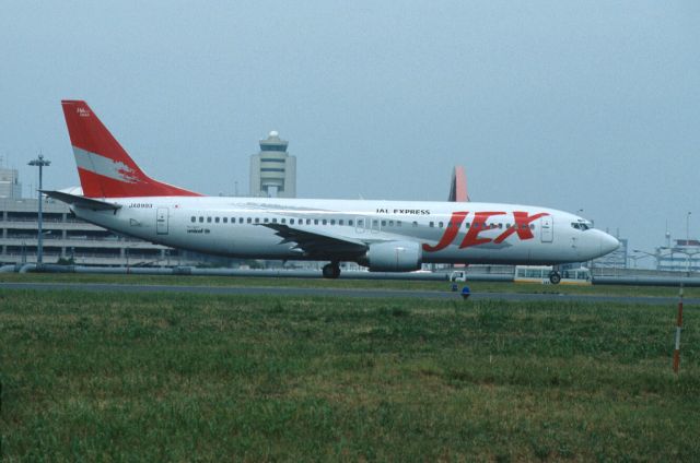 BOEING 737-400 (JA8993) - Taxing at Tokyo-Haneda Intl Airport on 2002/08/17