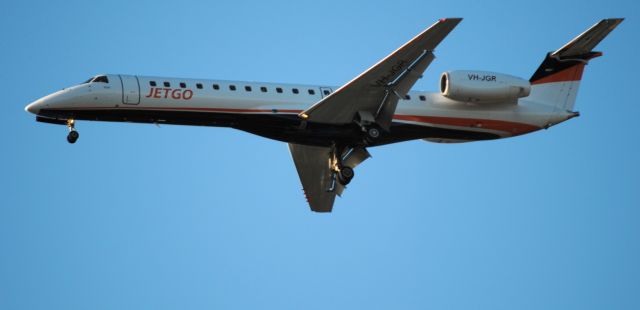 Cessna Skyhawk (VH-JGR) - approaching Essendon airport, April 2018