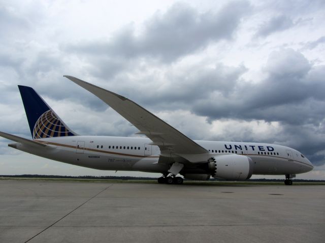 Boeing 787-8 (N20904) - The first United Airlines Boeing 787-8 Dreamliner arrival at IAH