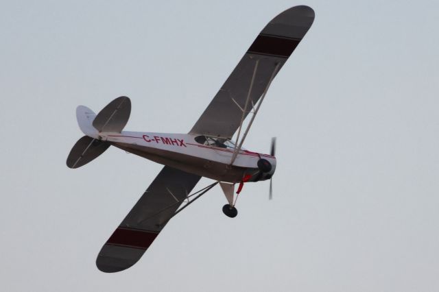 Piper L-18B Cub Special (C-FMHX) - C-FMHX Piper PA-11 Special Cub Survolant le fleuve St-Laurent QC. à Lavaltrie le 19-05-2024 à 20:15