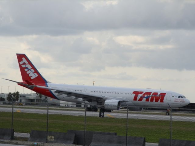 Airbus A330-200 (PT-MVV)