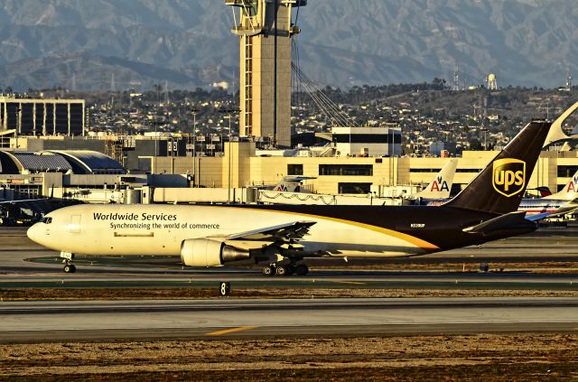 BOEING 767-300 (N320UP) - N320UP United Parcel Service - UPS Boeing 767-34AF/ER (cn 27747/674)  Los Angeles - International (LAX / KLAX) USA - California, October 23, 2012 TDelCoro