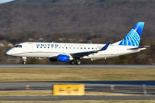 Embraer 175 (N609UX)