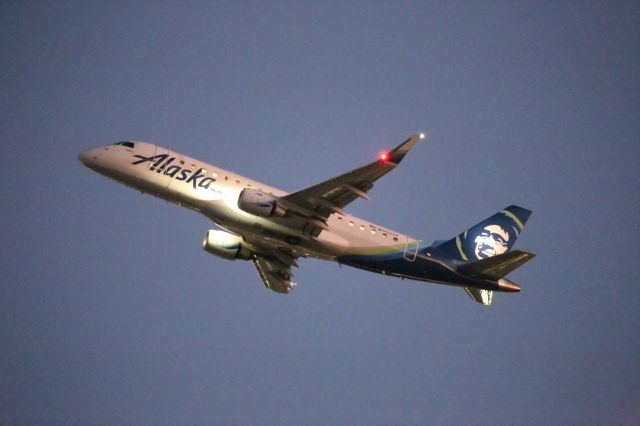 EMBRAER 175 (long wing) (N402SY)